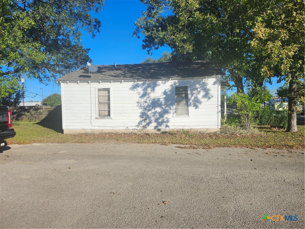 906 South Chestnut Street Lampasas, TX 76550 - Photo 3 of 5 a view of a house with a yard