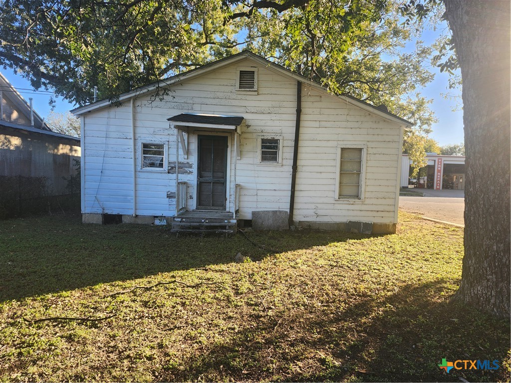 906 South Chestnut Street Lampasas, TX 76550 - Photo 5 of 5 a front view of a house with a yard
