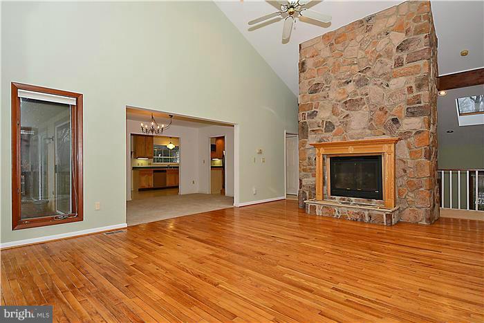 3224 Cragun Road Edgewater, MD 21037 - Photo 3 of 30 Living Room