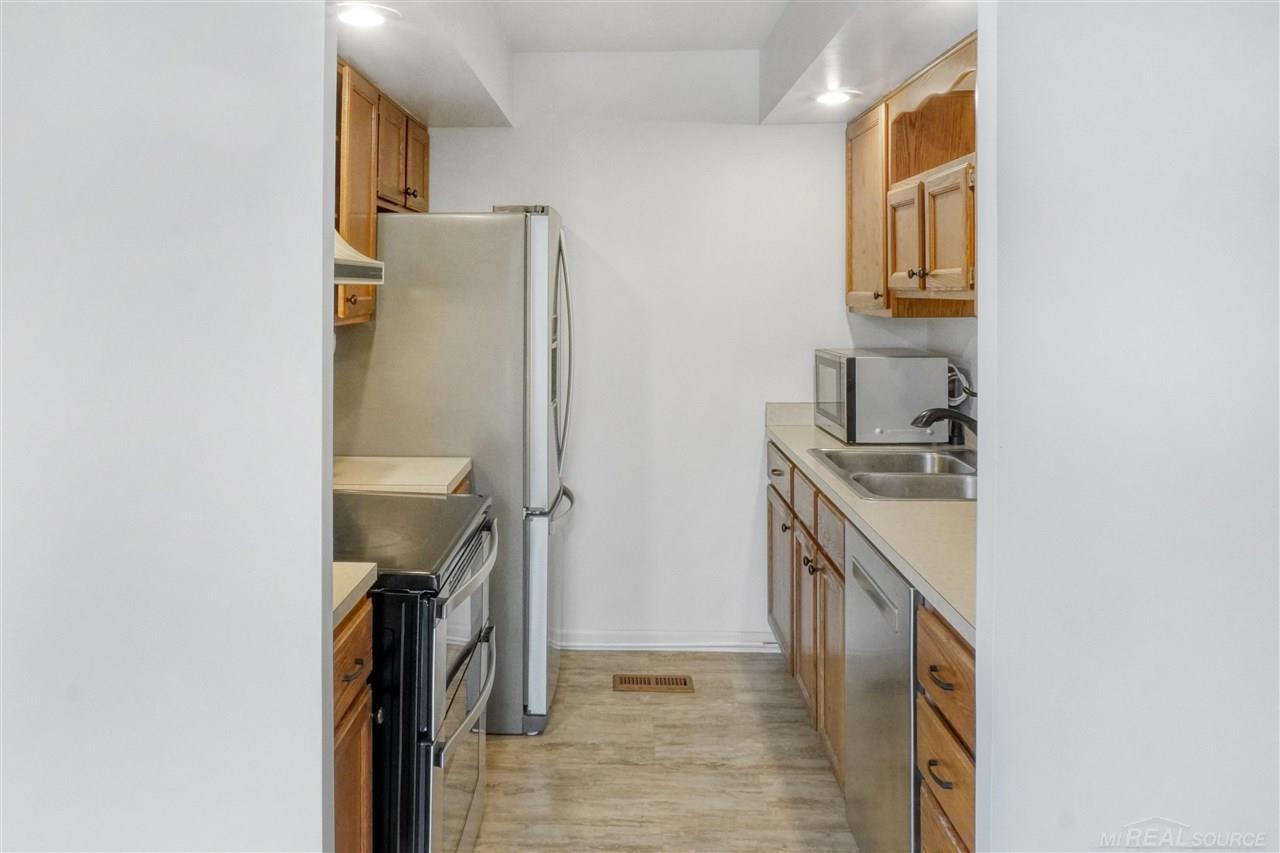 215 East Jolly Road, Unit G11 Lansing, MI 48910 - Photo 8 of 38