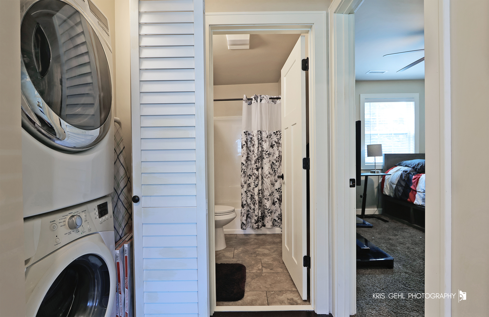 5310 Oak Park Road Oakwood Hills, IL 60013 - Photo 13 of 17 a view of a bedroom with washer and dryer