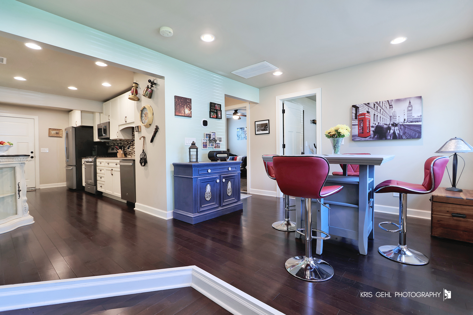5310 Oak Park Road Oakwood Hills, IL 60013 - Photo 4 of 17 a living room with furniture and kitchen view