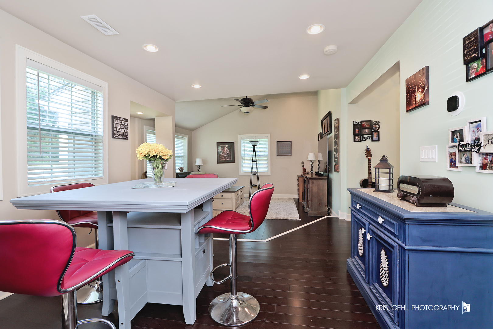 5310 Oak Park Road Oakwood Hills, IL 60013 - Photo 5 of 17 a kitchen that has a table and chairs in it