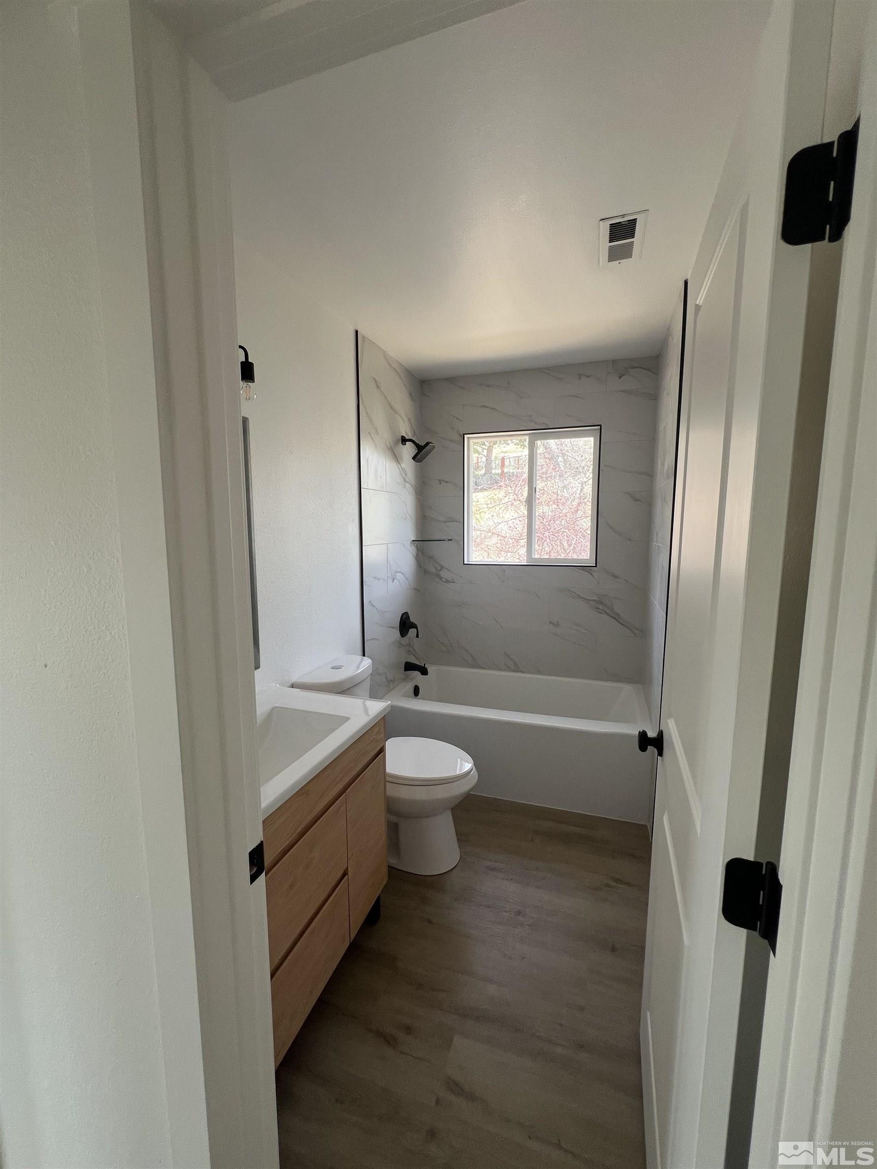 105 Cheyenne Drive Reno, NV 89521 - Photo 18 of 25 a bathroom with a toilet a sink and a bathtub