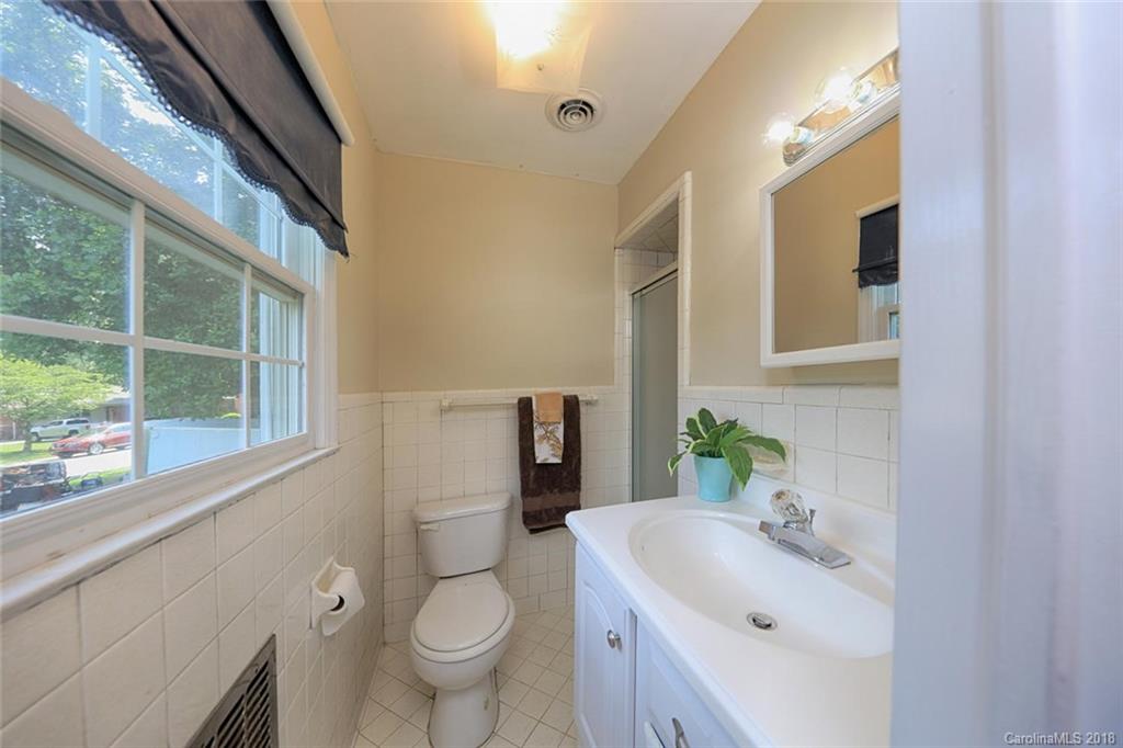 3327 Woodleaf Road Charlotte, NC 28205 - Photo 20 of 36 a bathroom with a sink toilet and tub