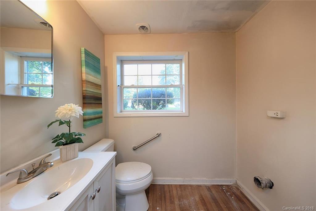 3327 Woodleaf Road Charlotte, NC 28205 - Photo 28 of 36 a bathroom with a sink toilet and window