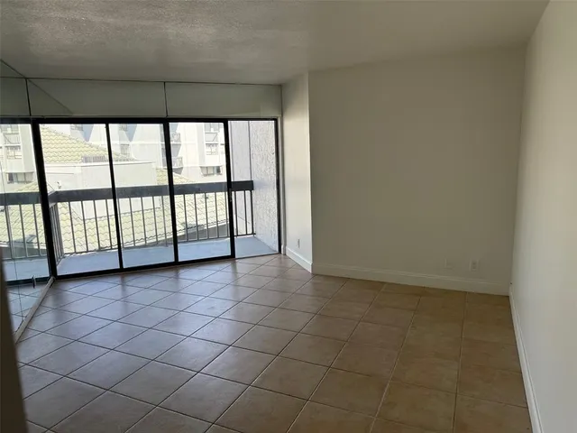 $2,000 | 2050 North Congress Avenue, Unit 205, West Palm Beach, FL 33401