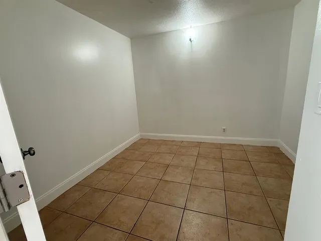 $2,000 | 2050 North Congress Avenue, Unit 205, West Palm Beach, FL 33401