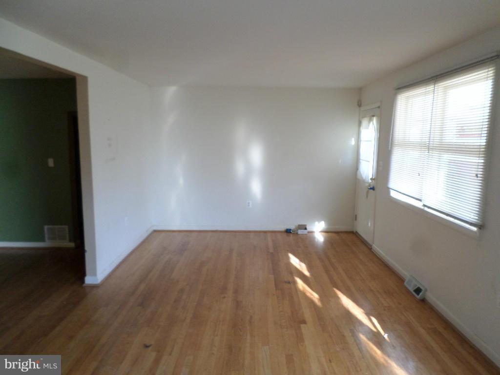 604 Beverly Road Reisterstown, MD 21136 - Photo 8 of 17 Living Room
