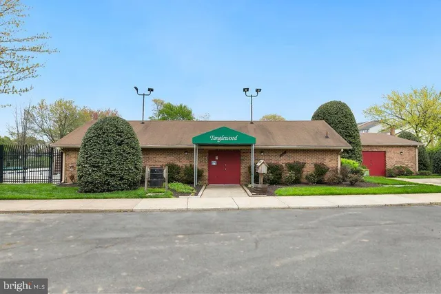 a view of a tennis court