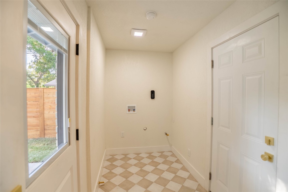 7700 Robalo Road Austin, TX 78757 - Photo 18 of 23 a view of bathroom