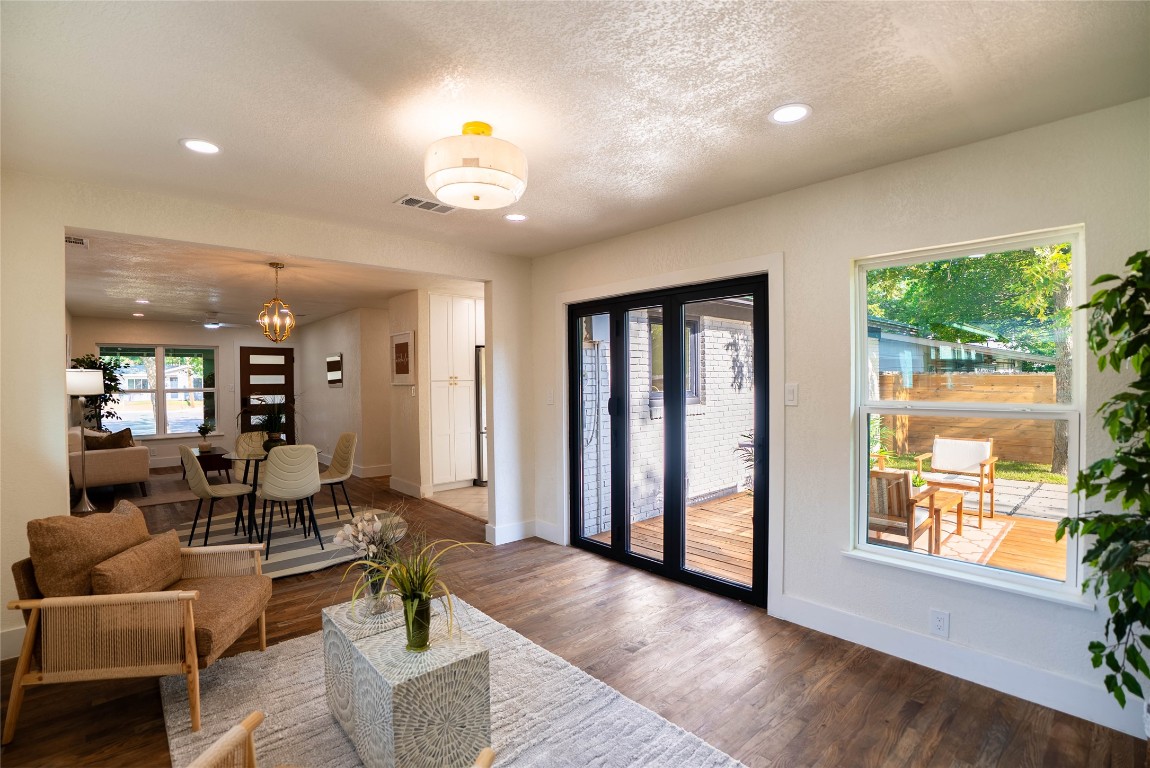 7700 Robalo Road Austin, TX 78757 - Photo 3 of 23 a living room with furniture and a large window