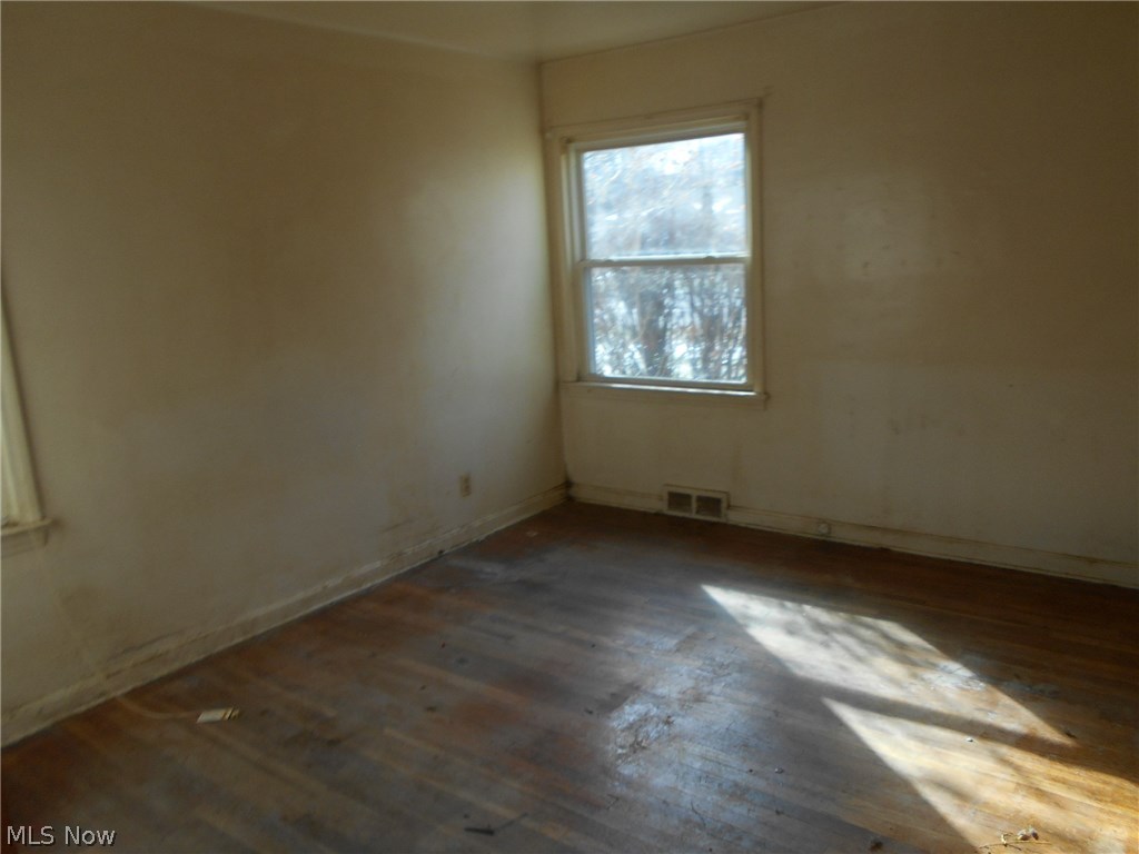 2027 North Green Road Cleveland, OH 44121 - Photo 6 of 11