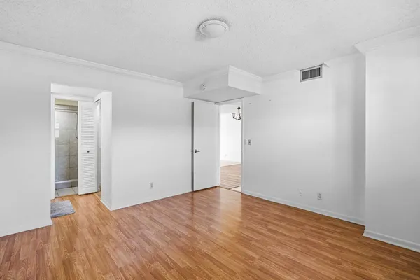 $2,000 | 6075 North Sabal Palm Boulevard, Unit 301, Tamarac, FL 33319