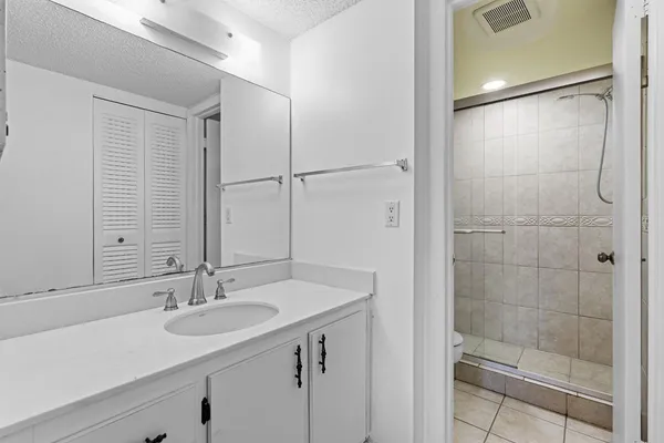 $2,000 | 6075 North Sabal Palm Boulevard, Unit 301, Tamarac, FL 33319