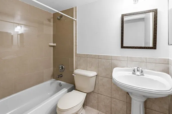 $2,000 | 6075 North Sabal Palm Boulevard, Unit 301, Tamarac, FL 33319