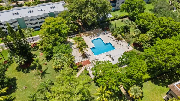 $2,000 | 6075 North Sabal Palm Boulevard, Unit 301, Tamarac, FL 33319