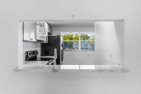 $2,000 | 6075 North Sabal Palm Boulevard, Unit 301, Tamarac, FL 33319