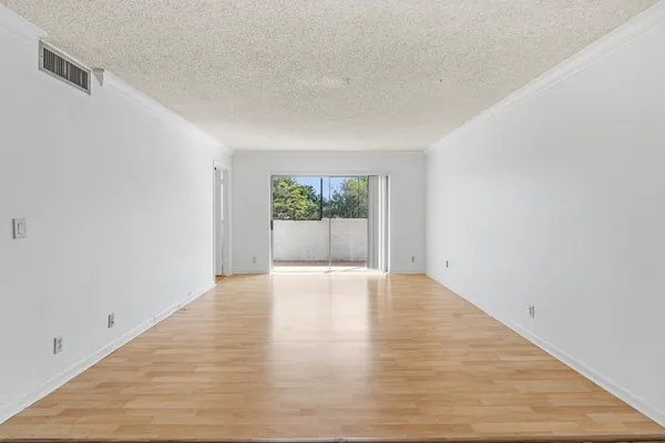 $2,000 | 6075 North Sabal Palm Boulevard, Unit 301, Tamarac, FL 33319