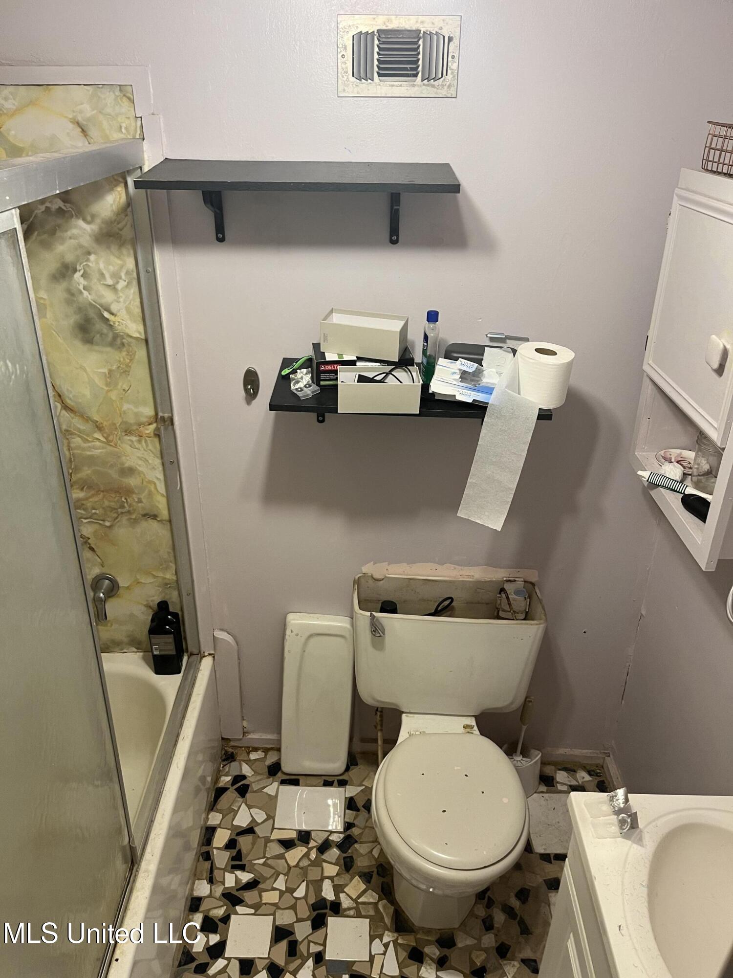 1056 Fairchilds Road Raymond, MS 39154 - Photo 11 of 13 FullBath-2nd Floor-Fairchilds