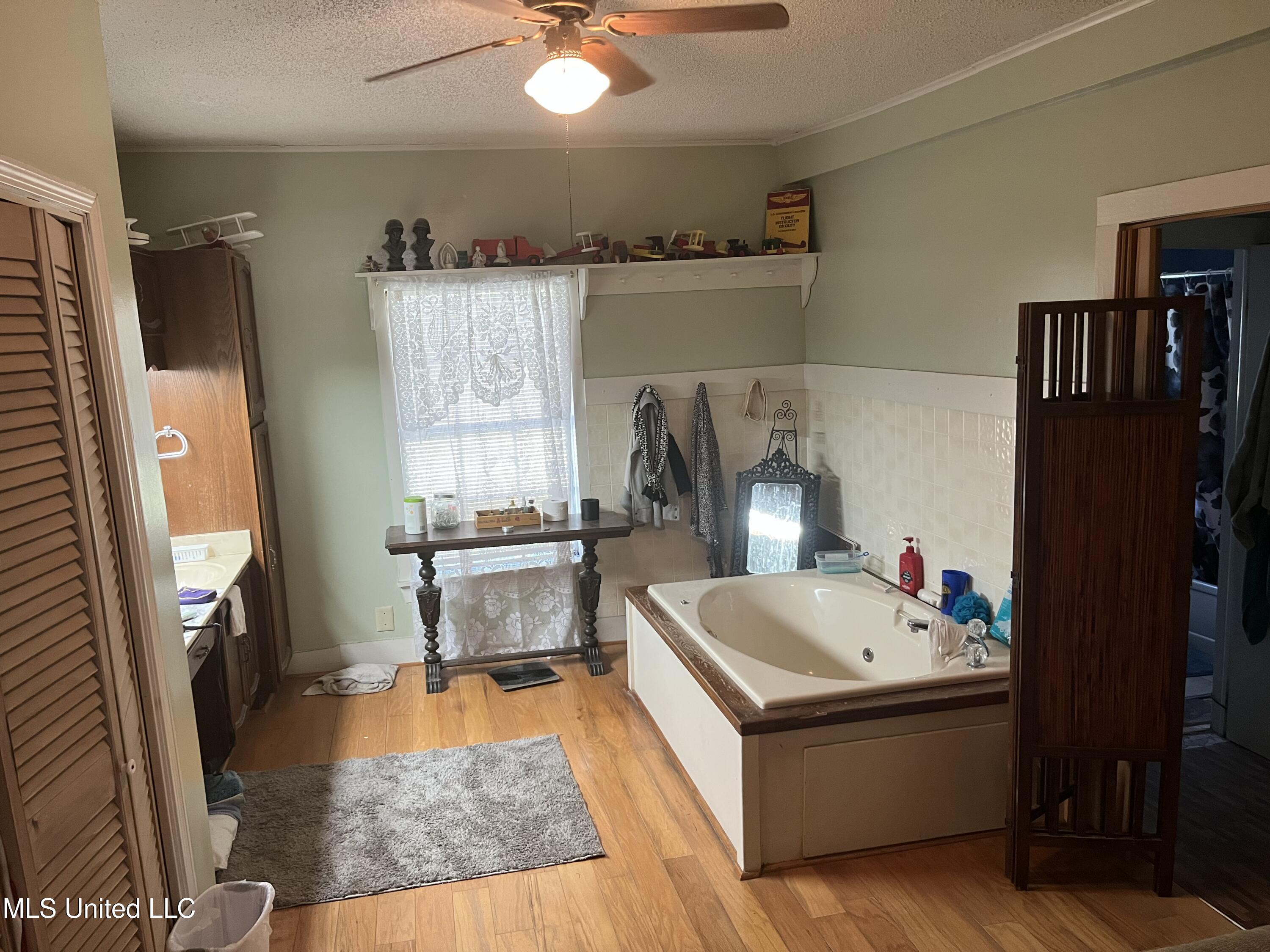 1056 Fairchilds Road Raymond, MS 39154 - Photo 4 of 13 Tub/Powder Room