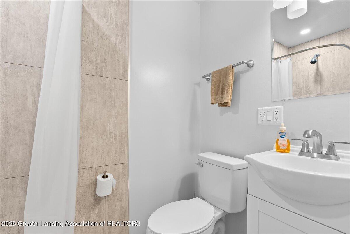 6041 Hilliard Road Lansing, MI 48911 - Photo 15 of 26 21-Media Jett - 12
