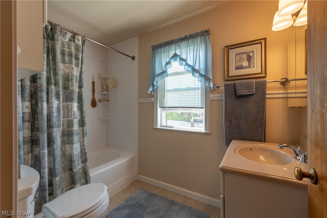 2960 Ripley Road Cleveland, OH 44120 - Photo 23 of 35 Full bathroom with tub