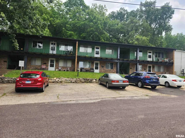 $674,900 | 740 East Shore Drive, Unit 8, Pekin, IL 61554