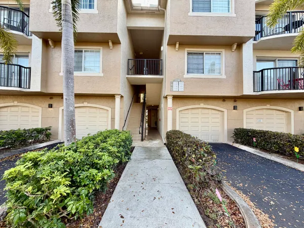 $2,100 | 1100 Crestwood Court South, Unit 1108, Royal Palm Beach, FL 33411