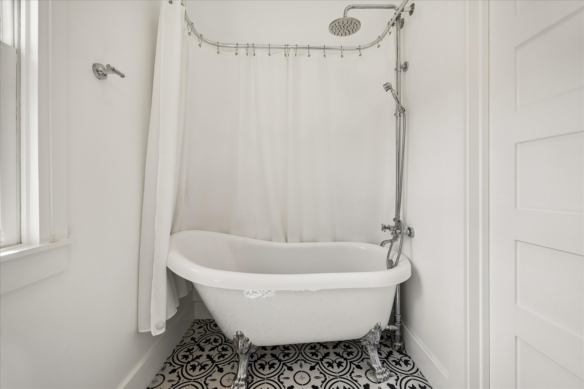 1019 East 14th Street Houston, TX 77009 - Photo 20 of 34 a white bath tub sitting next to a shower