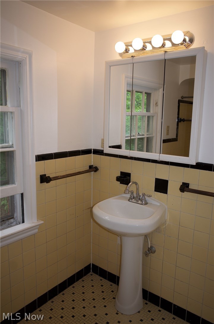 1025 Helmsdale Road Cleveland Heights, OH 44112 - Photo 15 of 20
