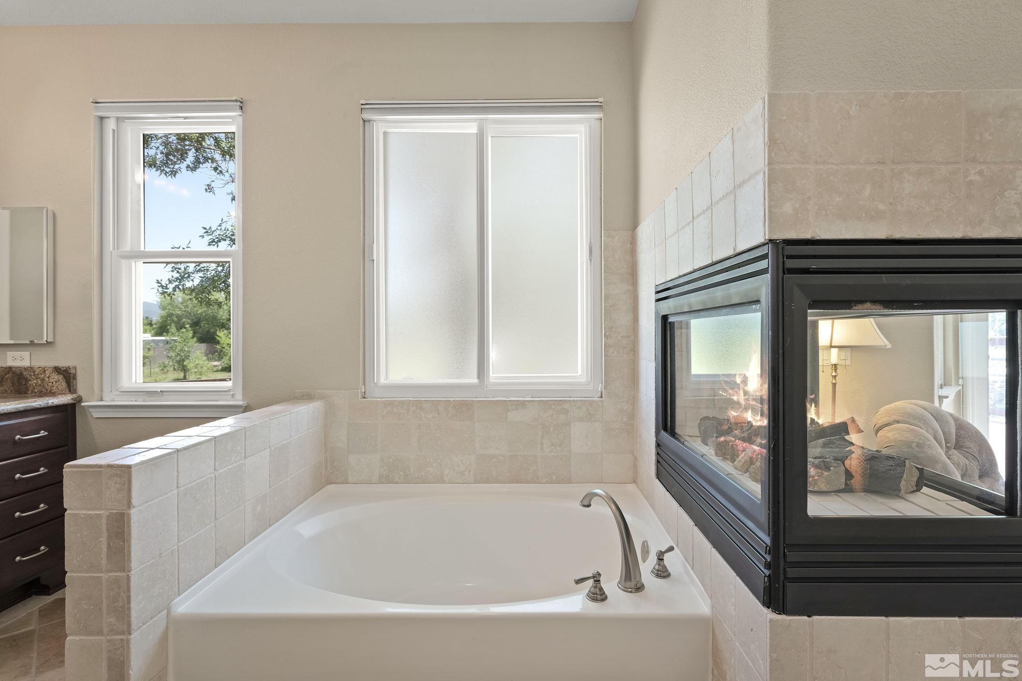 820 Flanders Road Reno, NV 89511 - Photo 22 of 40 a bathroom with bathtub and window