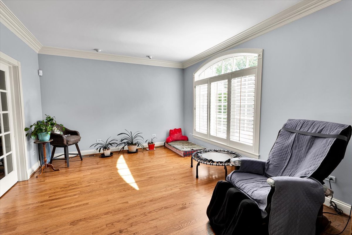 310 North County Line Road Hinsdale, IL 60521 - Photo 6 of 43 a living room with furniture and wooden floor