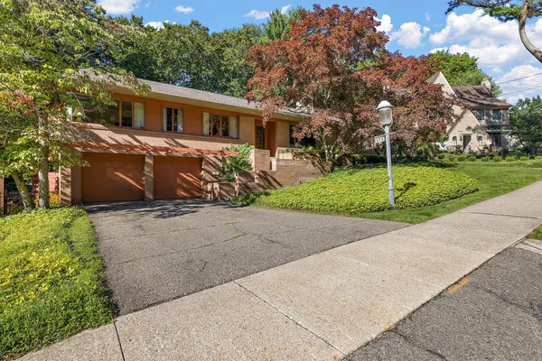 $634,900 | 375 Woodlawn Avenue, Grand Haven, MI 49417