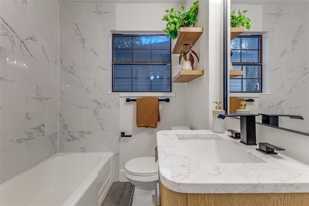 5848 Kenwood Avenue Dallas, TX 75206 - Photo 24 of 32 a bathroom with a sink toilet and bathtub