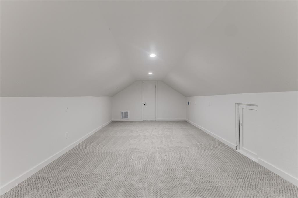 5848 Kenwood Avenue Dallas, TX 75206 - Photo 26 of 32 a view of an empty room