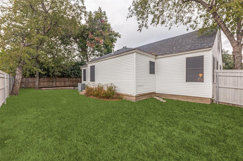 5848 Kenwood Avenue Dallas, TX 75206 - Photo 32 of 32 a backyard of a house with lots of green space