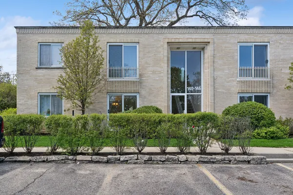 $340,000 | 140 Green Bay Road, Unit 2W, Glencoe, IL 60022