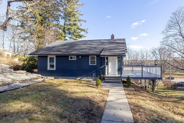 a view of a house with a yard