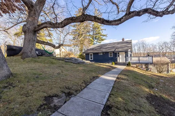 a view of a house with a yard
