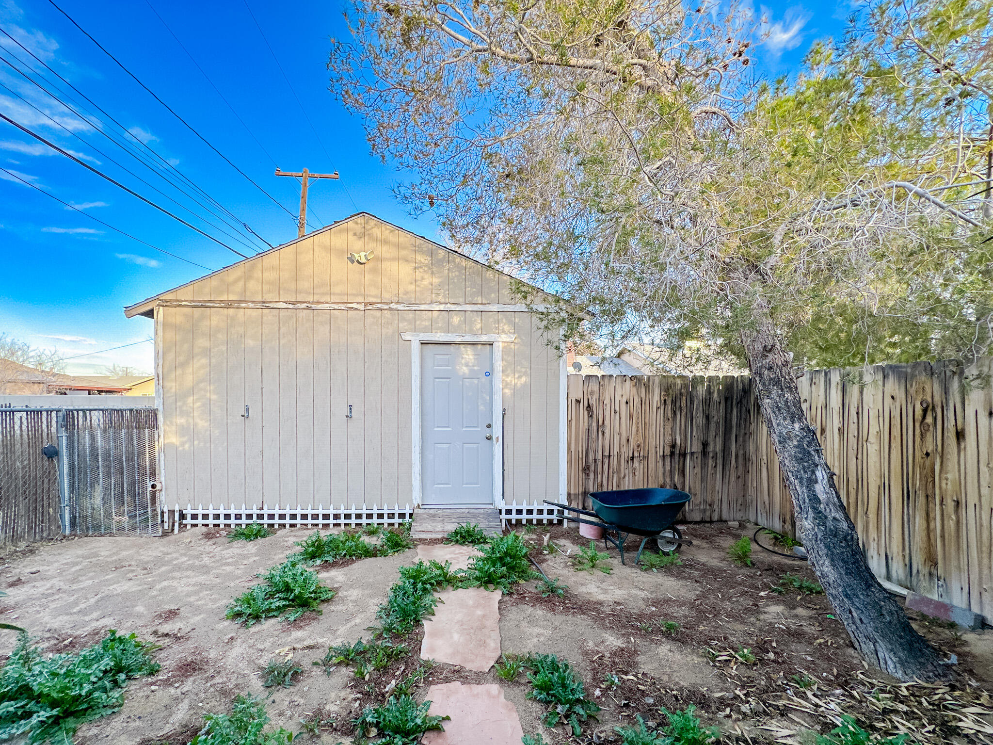 1228 West St George Avenue Ridgecrest, CA 93555 - Photo 24 of 30 a backyard of a house