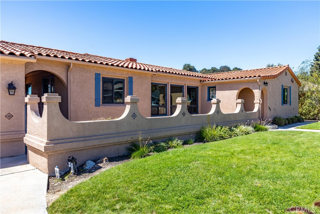 1024 Robin Circle Arroyo Grande, CA 93420 - Photo 33 of 35 a front view of a house with garden