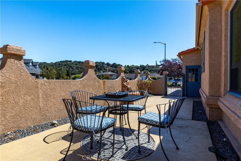 1024 Robin Circle Arroyo Grande, CA 93420 - Photo 7 of 35 a view of a chairs and table in patio