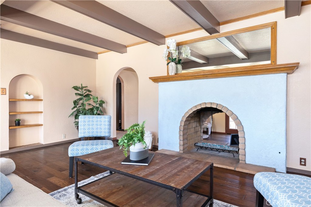 1024 Robin Circle Arroyo Grande, CA 93420 - Photo 9 of 35 a living room with furniture