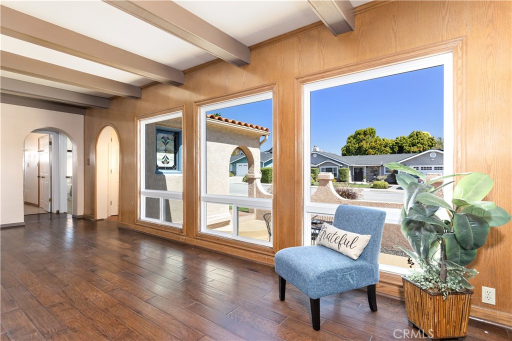 1024 Robin Circle Arroyo Grande, CA 93420 - Photo 10 of 35 a living room with furniture and a potted plant