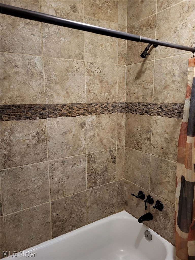 3741 Grosvenor Road Cleveland, OH 44118 - Photo 23 of 32 Full Bath Second Floor
