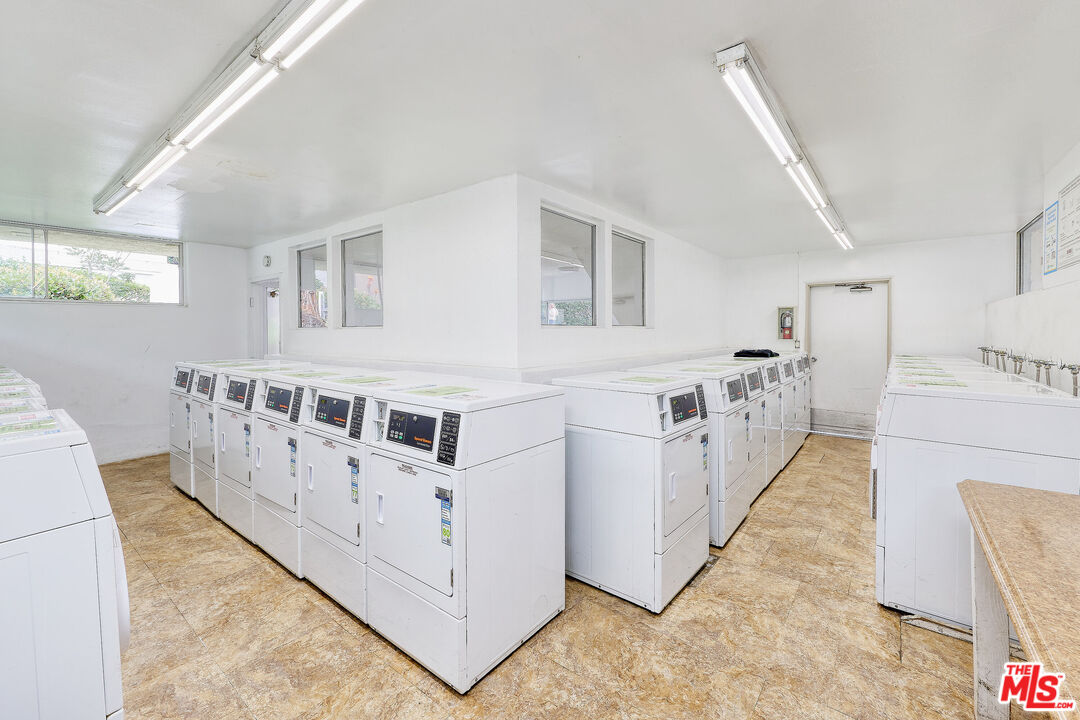 7740 Redlands Street, Unit G1095 Playa del Rey, CA 90293 - Photo 25 of 25 a view of a kitchen with electric appliances