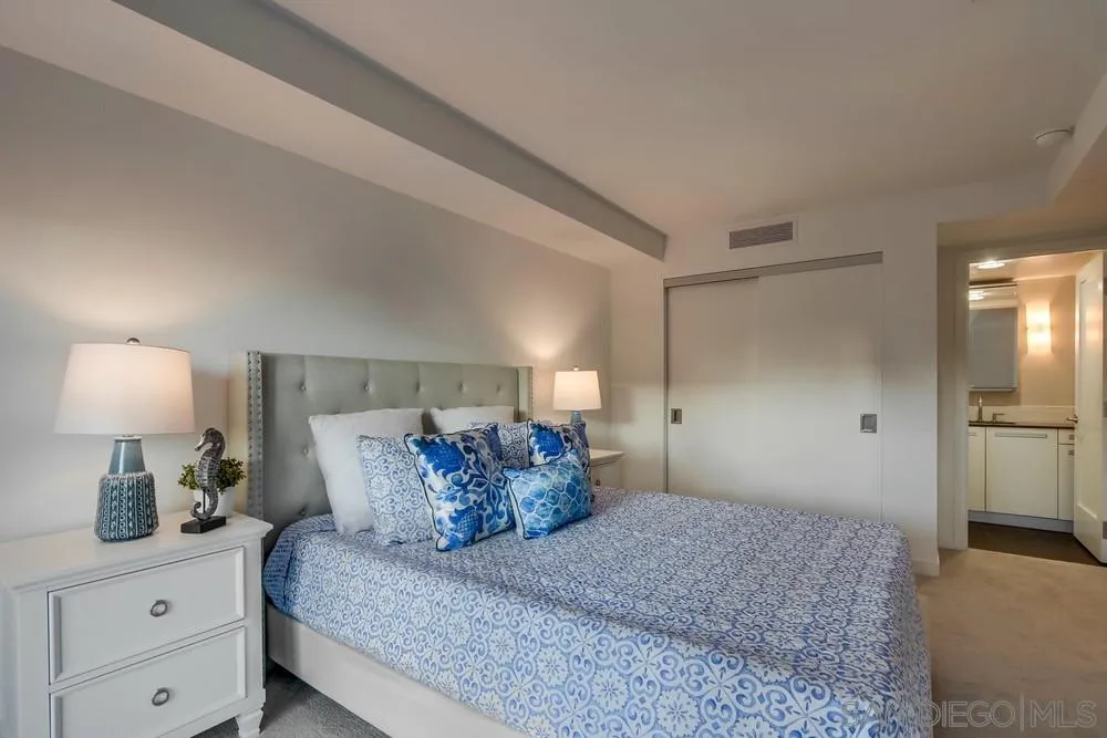 90 North Coast Highway 101, Unit 312 Encinitas, CA 92024 - Photo 2 of 19 a bedroom with a bed and a lamp