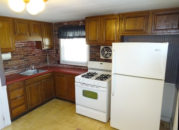 46 Hancock Road Wakefield, MA 01880 - Photo 2 of 10 Gallery Image 2