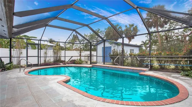 a view of a livingroom with a ceiling fan